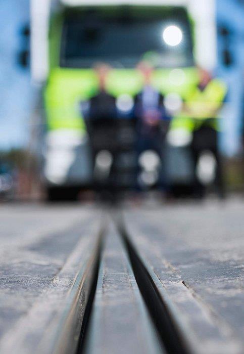 Bu elektrikli yol, arj istasyonlarnn ortadan kalkmasn, bununla birlikte pillerin daha kk olup, maliyetin dmesini salayabilir.