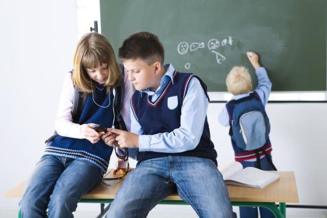 Samsung, Galaxy J2 Pro&#8217;nun, rencilerin snftayken Snapchat, Instagram, Facebook gibi mesajlama uygulamalaryla dikkatinin dalmasnn nne gemek iin retildiini belirterek, bu modelin rencilerin derslerine odaklanmas salayarak baarlarn arttracan ifade etti.