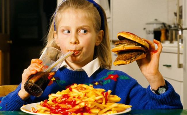 Okul kantinlerindeki hazr gda ve hazr yiyeceklerden uzak durmalar gerekmektedir. Ara n olarak da eker, ikolata, kek, poaa, meyve suyu gibi gibi ilenmi gdalar yerine meyve, st, yourt, kuruyemi gibi salkl attrmalklar tercih edilmelidir.