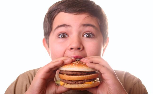 Salkl beslenme toplumsal bir bilin gerektirmektedir. ocuk salkl beslenme alkanln evde, okulda, aileyle ve arkadalaryla birlikte renmektedir. Aile zerine ne kadar grev dyorsa, okullar da bu konuda yeteri kadar sorumluluk sahibi olmaldr.