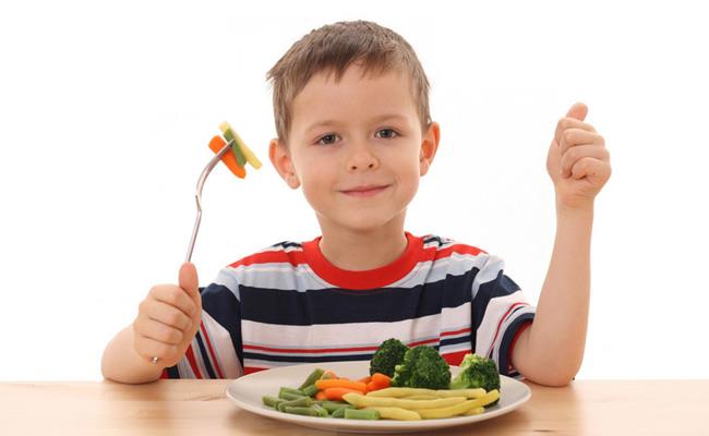 SALIKLI BESLENME: ocuunuzun fiziksel, sosyal ve duygusal geliimi zerinde nemli bir rol oynuyor. Pek ok ebeveyn ocuuna evde salkl ve dengeli beslenme eitimi vermeye alyor ancak yaplan planlama, darda zararl beslenme alkanlklar ile deiebiliyor. Bu nedenle ocuklarn beslenme alkanlklarnn bata okul olmak zere d ortamda da kontrol altnda tutulmas byk nem tayor.