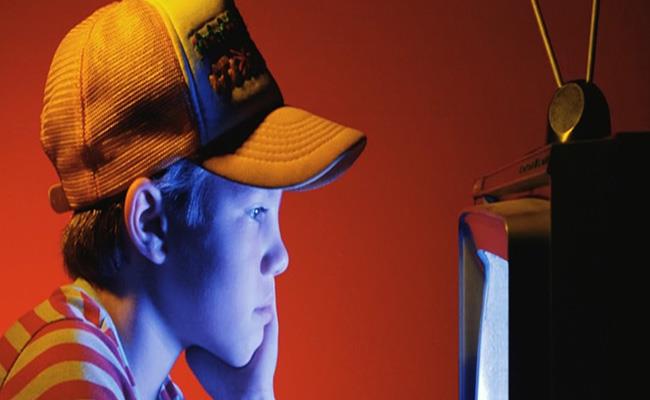 OCUUNUZU TELEVZYONDAK ZARARLI REKLAMLARDAN UZAK TUTUN: ocuun toplum yaamna bilinli olarak girdii ilk yer okuldur. Bu nedenle ocuun ne miktarda, hangi besin trne ihtiyac olduu okulda da retilmelidir. Genellikle evde ve okulda beslenmenin nemini renmeyen ocuklarda, yetersiz ve yanl beslenme alkanlklar grlmektedir.