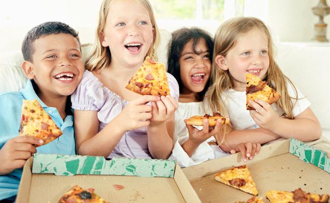 LENM VE HAZIR GIDALARA DKKAT: ocuklar dzenli bir program ile beslenmelidir. ocuklar iin en nemli n kahvaltdr. Ge yatan ve zaman kstll nedeniyle kahvalt yapmadan dar kan ocuklar aperatif yiyeceklerle karnn doyurmak zorunda kalmaktadr. le yemeini okulda yiyen renciler kantindeki katk maddeli hazr gdalar yerine okulda kalorisi az ve sebze arlkl yemeklere tevik edilmelidir.