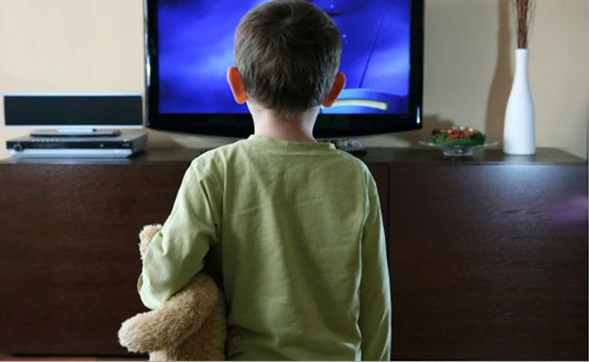 Televizyon reklamlarn izleyen ocuklar her yiyecein salkl olduunu dnerek tketmektedir. Bu nedenle ocuun zararl olabilecei dnlen reklamlardan uzak tutulmas gerekir. Salkl ve bilinli nesiller yetitirmek, doru beslenmeyi renme ile balamaktadr. Dengeli beslenme alkanl kazanan ocuklar ileriki yaamnda bu alkanln uygulayarak birok hastalktan korunmu olur.