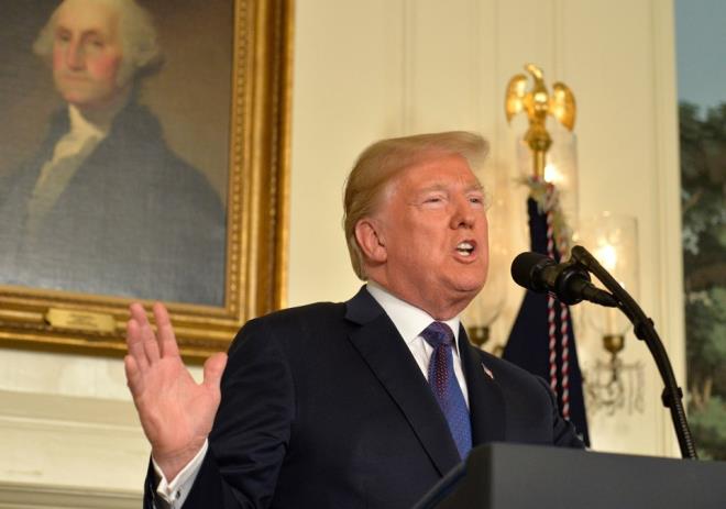 Trump, ran ve Rusya&#8217;ya ise yle seslendi: "Bugn sulu Esad rejimine en ok ekipman, finans salayan ve destek veren iki ynetime de bir mesajm var: ran ve Rusya'ya. Ne tr bir millet, masum kadn, ocuk ve erkekleri kitlesel olarak katleden bir suluyla balantl olmak ister ki?"