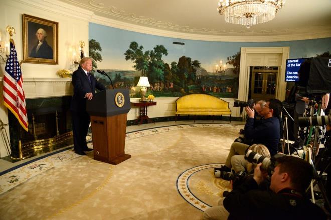 ABD Bakan Trump, Suriye operasyonunun baladn saat 04.00 sralarnda "Ksa bir sre nce Amerikan kuvvetlerine, Suriye diktatr Bear Esed'in kimyasal silah kapasitesiyle ilgili yerlere ynelik kesin bir saldr yapmalar iin talimat verdim. ngiltere ve Fransa ile ortak bir operasyon u anda balam durumda" szleriyle aklad.