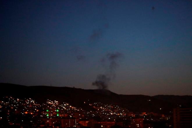 Esad rejimi, saldr srasnda hava savunma sisteminin devreye sokulduunu duyurdu. En az 30 fze atld bunlardan te birinin imha edildii belirtildi.