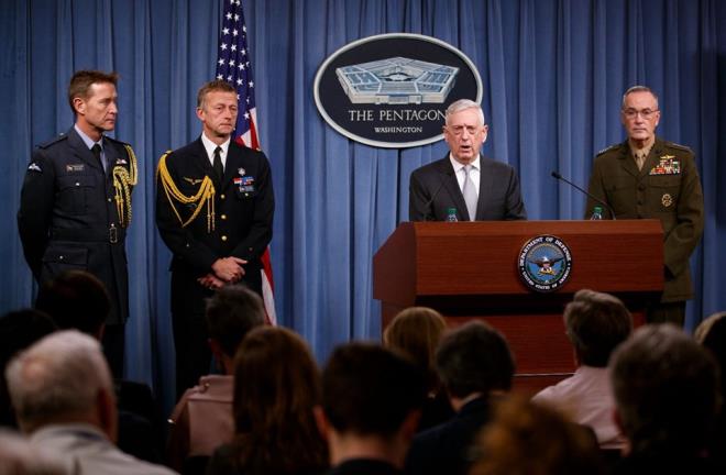 ABD Bakan Trump&#8217;n ardndan kameralarn karsna geen ABD Savunma Bakan Jim Mattis, Genelkurmay Bakan Orgeneral Joseph Dunford saldryla ilgili bilgi verdi.    Daha nceki saldrya gre daha fazla fze kullanldn aklayan Mattis, &#8220;Saldr tek atmlkt. Operasyonun devam edip etmeyecei Esad&#8217;a bal olacak&#8221; dedi.    Suriye rejimine ait hava savunma fzelerinin saldrlara karlk verdiini ifade eden Dunford, &#8220;Bu saldr dalgas sona erdi&#8221; eklinde konutu.