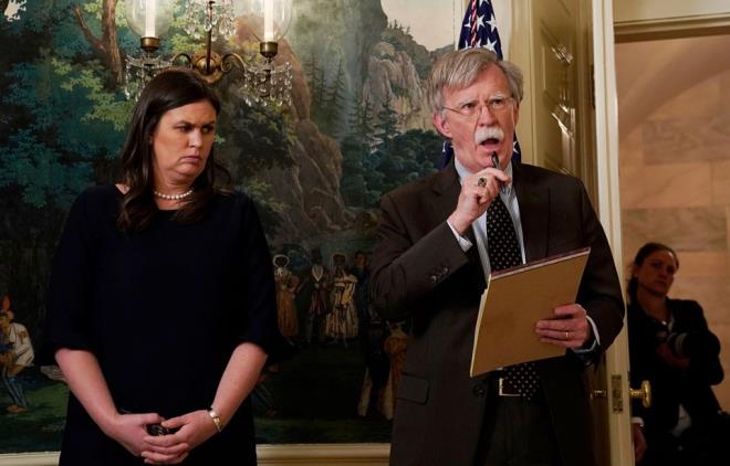 Bu arada, Beyaz Saray Szcs Sarah Huckabee Sanders ve Ulusal Gvenlik Konseyi Szcs Michael Anton, Trump&#8217;In aklamasn byle izledi.