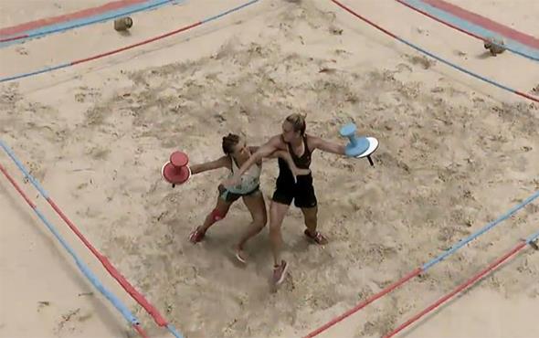 DOKUNULMAZLIK OYUNUNU HANG TAKIM KAZANDI?: Survivor 2018'in 15 Nisan Pazar akam yaynlanan blmnde nller ve Gnlller takmlar dokunulmazlk semboln alabilmek iin kyasya bir rekabete girdi ve kazanan takm nller oldu. Dokunulmazlk oyununda Gnlller takm karsnda stnlk salayan nller takm dokunulmazlk sembolnn de sahibi oldu. Acun Ilcal, dokunulmazlk semboln Merve Aydn'a verdi.