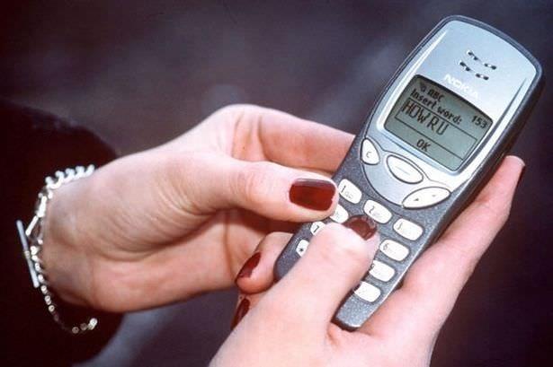 4. nternet almazd.    1G ya da WAP gnlerini hatrlayn. Eer bir ekilde internete balanabilirseniz, gezegendeki en ansl kii saylrdnz. Tabii ki imdiki gibi telefonun internetinden video vs. izlemek o zamanlar hayal bile deildi.