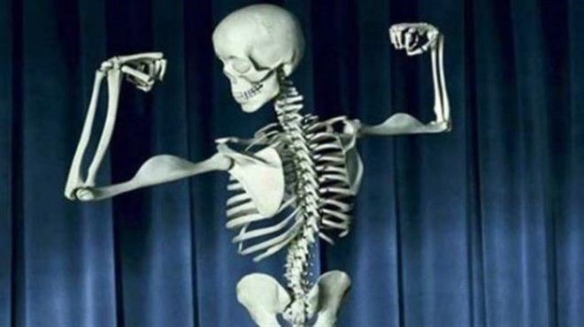 Kemikleri glendiriyor: Kemik sal iin yeteri kadar kalsiyum ve magnezyum tketimi nemli. zellikle st ve yourt tketmeyen ya da vegan kiilerde badem tketimi magnezyum ve kalsiyum ierii ile eksikliklerin giderilmesine yardmc olarak kemikleri glendiriyor.