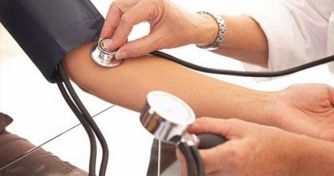 Kan basncn dryor: almalar magnezyum eksikliinde kan basncnn ykseldiini ortaya koyuyor. Yksek kan basnc ise kronik hipertansiyona neden olabildii gibi, kalp krizi ve inmeye de yol aabiliyor. Badem ieriindeki magnezyum ile magnezyum eksikliinin giderilmesine yardmc olurken, bu risklere kar koruyor. Ancak kan basncn ykseltmemesi iin tuz ile kavrulmam i olanlarnn tercih edilmesi gerekir.