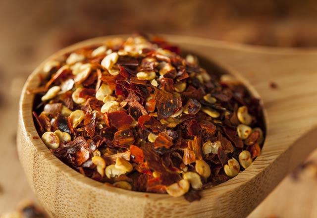 100 gram pul biber:282 kalori--    Pul biber karotenaid, fenolik bileikler ve vitaminler bakmndan olduka zengin ierii sahip bir rn.