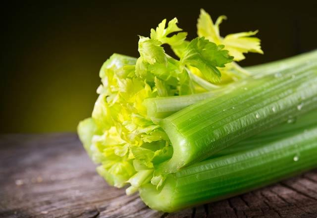 100 gram kereviz kurusu: 319 kalori--    Vitamin, mineral ve amino asit kayna olan kerevizi kurutup, lezzetlendirici olarak tketebilirsiniz.