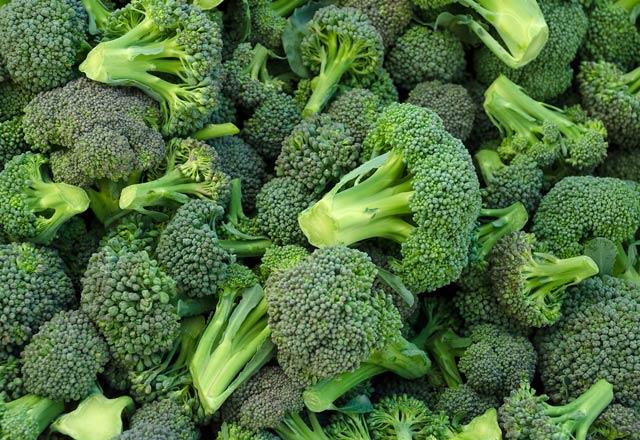 100 gram brokoli:22 kalori--    Normal brokoliden farkl olan uzun sapl brokoli, turpgiller familyasnda yer alyor.