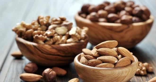 Ceviz-Fndk-Badem: erdikleri magnezyum, E vitamini ve omega-3 ya asitleri sayesinde yorgunlua kar adeta savaan besinlerdir. zellikle antioksidan etkisi olan E vitamini baklk sistemini glendirir.