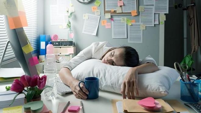 Bahar yorgunluunun etkilerini azaltmak ve baharn tadn karmak iin yeterli ve dengeli beslenmek gerektiini ifade eden Beslenme ve Diyet Uzman Gnl Tuba Cierli, &#8220;Her mevsim geiinde yaanan adaptasyon sreci bahar aylarnda kendini daha ar hissettirirken; kiide uyku hali, arlar, halsizlik, depresif ruh hali ile kendini belli eden bahar yorgunluu belirtileri yaam kalitesini dryor&#8221; dedi.