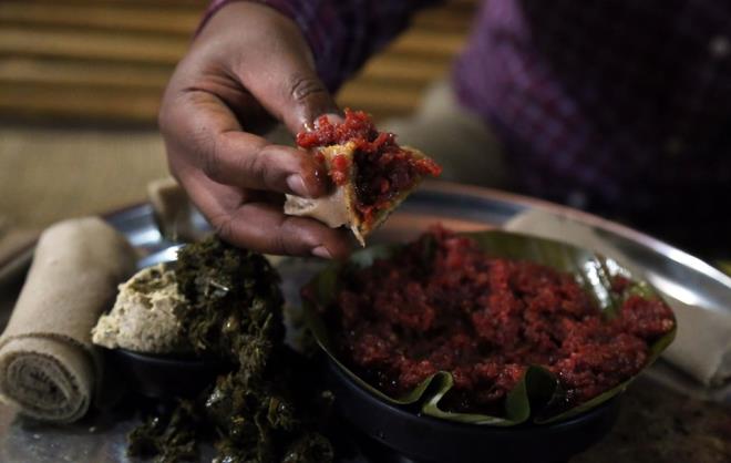 i et tketen ve salk sorunlar yaayanlar, her ne kadar doktorlar tarafndan uyarlsa da ayn zamanda bir &#8220;stat ve zenginlik&#8221; gstergesi olan bu alkanlndan vazgeemiyor.