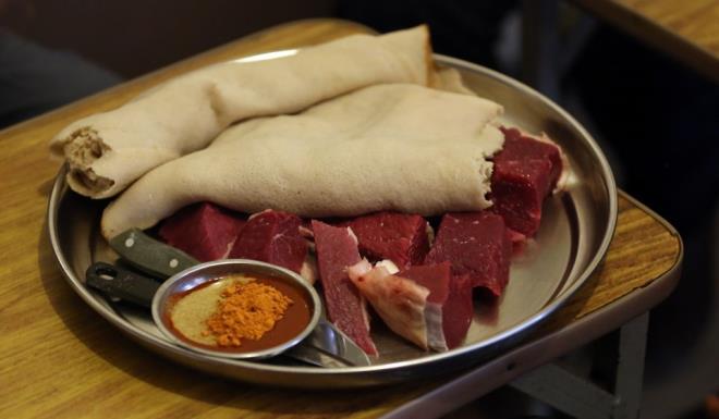 Sklkla teff unundan yaplm geleneksel injera ekmeiyle tketilen kitfo, elle yeniyor. Bu yemek, baz mekanlarda gney halklarna zg kocho ekmeiyle tketiliyor.