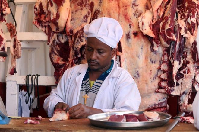 Bakent Addis Ababa&#8217;nn merkezi semtlerinden Piazza&#8217;da 15 yldr kasaplk yapan Mamush Tekalau, her kesimden Etiyopyalnn dkkanna gelerek i et yediini syledi.