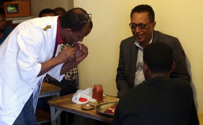 Tereya ve baharatla marine edilmi kymann ac soslarla servis edilmi hali olan &#8220;kitfo&#8221; yemei, lkede i etin tketilme ekillerinden en mehur ve yaygn olan.