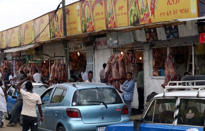 Etiyopya'da halkn severek tkettii besinlerin banda i et geliyor.