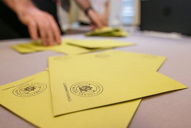 Siyasi parti gruplar, en son yaplan genel seimlerde toplam geerli oylarn tek bana veya birlikte en az yzde 5'ini alan partiler ile en az 100 bin semen Cumhurbakan aday gsterebilecek. Bu hkm, bu seimde uygulanacak.