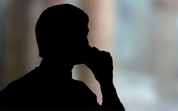 YURTDIINDAN ARANIYOR: nternet ve telefon dolandrclarnn profesyonelce hazrlanm SMS&#8217;lerle tketicileri madur ettiini dile getiren Kk, &#8220;Bu dolandrclar yurtdndan aldklar hatlarla vatandaa mesaj yolluyor. Mesajda verilen numaralara dn yapan kiiler dakikas 20 TL gibi st fiyatlarla konuup astronomik faturalara maruz kalyor. GSM operatrleri ve Bilgi Teknolojileri Kurumu da abonelerini korumal&#8221; diye konutu.