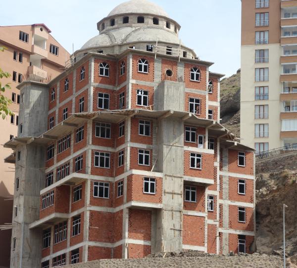 Gmhane'deki 7 katl apartman grnml cami inaat sosyal medyada eletiri konusu olurken, caminin yapmn stlenen yetkililer, eimli arazi artlar nedeniyle yapnn katl planlandn belirterek binann ok amal kullanlacan ifade etti. Caminin alt katlarnn kurs ve ktphane olarak kullanlaca belirtildi.