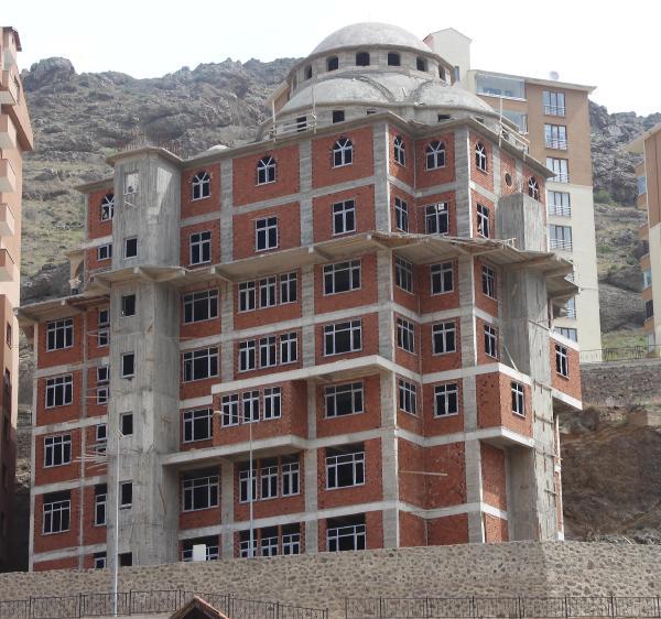 ANKARA'nn Keiren ilesinde 2 yl nce byk tartma yaratan 6 katl apartman caminin bir benzeri bu sefer Gmhane'de ykselmeye balad... Hatta bu sefer kat says da artt...