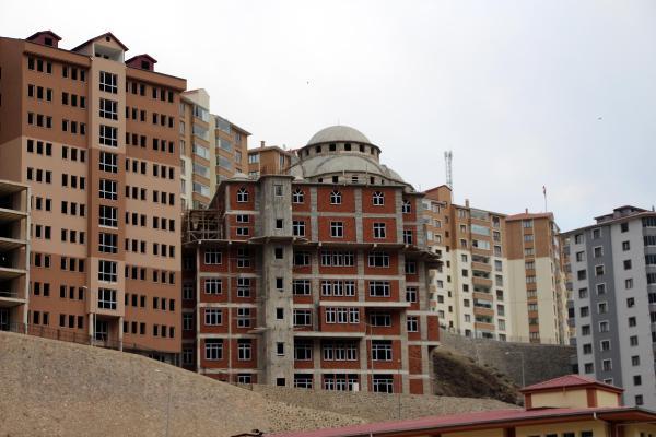 Gmhane'nin Oltanbey Mahallesi&#8217;nde yapm devam eden Gmhane Diyanet Vakf Cami ve Klliyesi inaat, ilgin mimarisi ile dikkat ekiyor. naat halindeki 7 katl cami, sosyal medya da gndem oldu.