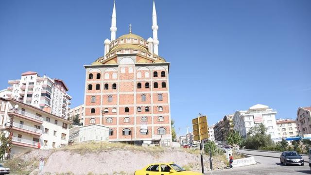 Fotoraf paylalan camiye &#8216;apartman cami&#8217; benzetmesi yapld. Caminin alt katlarnn kurs ve ktphane olarak kullanlaca belirtildi. evre sakinleri de cami mimarisinin dikkat ektiini belirtti.