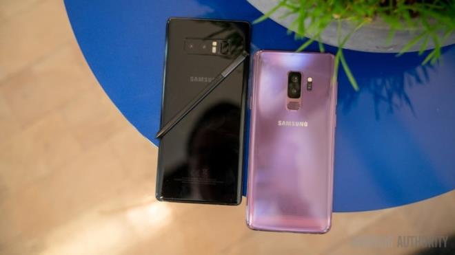 Bunlardan ilki 4.000 mAh pil. Daha nce hibir telefonda bu kadar byk kapasiteli bir pil kullanlmamt.