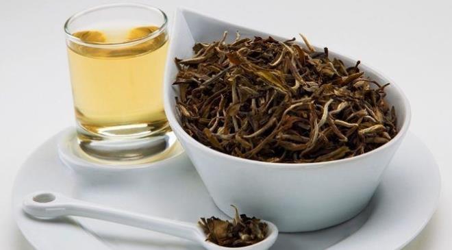 -Beyaz ay ierdii az miktarda florr sayesinde di, di eti ve kemiklerin saln korur.    <br>-Ayrca virs ve bakterilere kar etkisi yeil aydan daha kuvvetlidir.