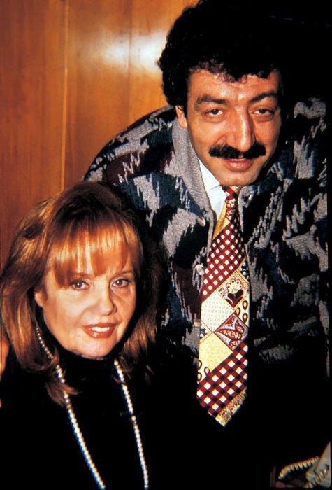 Araya giren yetkililer Grses'i ikna edince ertesi akam hep beraber zr yemeine kyorlar ve iliki balyor. Ne demiler: "Byk nefretlerden byk aklar doar"