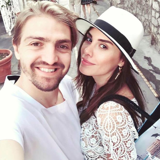 Kendine yz vermeyen Oval'nn peinden ok komu olacak ki, sonunda evlilie ikna edebilmi.