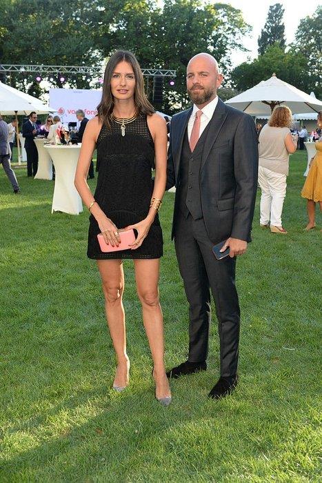 Karncal karncal... Beni grp beenmi. evresine sormu "Nasl ulaabilirim" diye, ortak tandk kmam. Dizi kalknca ben 'Doktorlar' kadrosuna girdim. zzet de izin gnnde stanbul'a geliyor.