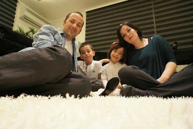 Ama o zamanlar adm sadece 10 kiiden biri biliyor. Dedim attk, deli herhalde. 'Sizinle konuabilir miyim?' dedi. ok dzeyli ve sempatik bir sohbet ettik. Sonra ona 25. dakikada falan herhalde biz seninle evleneceiz. Bir daha bulumak nasip olursa, o salar siyah olacak' dedim."