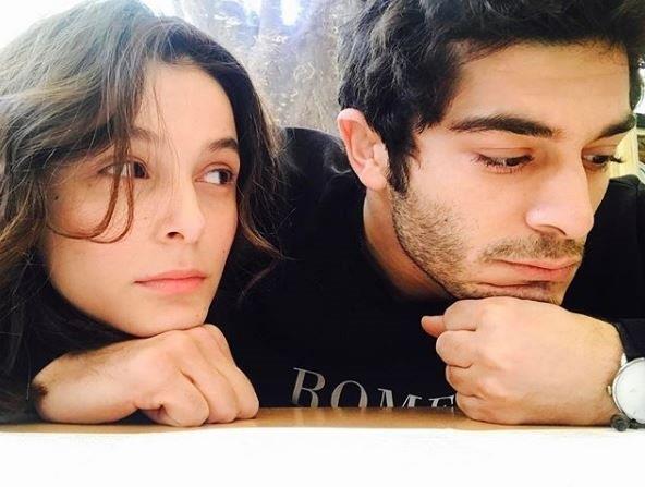 BRA DEVEL VE BURAK DENZ    Burak Deniz yle aklyor tanmalarn: "Dizi iin atlye almasnda tantk. iftli almalarda birbirimizle iyice kaynatk, her anmz birlikte geti. Ne onun ne de benim aklmda hi iin buralara gelecei yoktu bu arada.