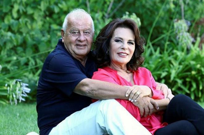 HLYA KOYT VE SELM SOYDAN    48 yllk evliler ve hala birbirlerine ilk gnk gibi aklar! Yeilam'n en gzde oyuncularndan biri olan Hlya Koyiit, Selim Soydan' ilk kez Bykada'da grm. Ve o grmeden sonra ikisi de birbirlerine ak olmular! Selim Soydan, Hlya Koyiit'e "Annen annem, kardelerin kardelerim olsun. Gel Hlya yuvamz kuralm" demi. 5 Temmuz 1968 ylnda da dnya evine girmiler!