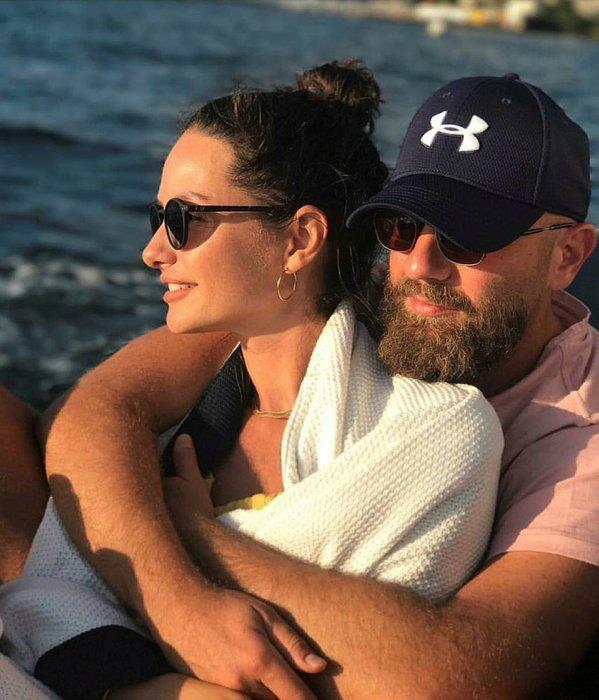 Televizyon izlerlerken babas diyor ki "Olum bak bu 'Doktorlar' dizisi bizim hastanede ekiliyor." zzet bakyor, beni gryor. "Ben de bu kz aryordum" diyor. Ablas Trkan Abla hastanenin genel mdr. Ertesi gn zzet hastaneye geliyor ve tanyoruz."