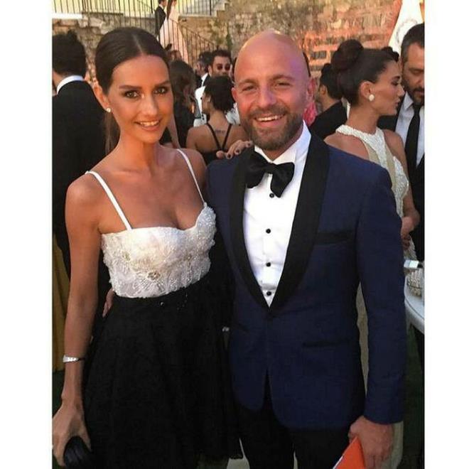 YASEMN ERGENE VE ZZET ZLHAN    Yasemin Ergene yle anlatyor: "zzet Coca-Cola ile ilgilenmek iin bir dnem Moskova'da yaam. irket, lojmannda kk bir daire vermi. Kk de bir televizyonu varm ve orada benim 3-4 blm yaymlanan 'Ak Oyunu' dizimi izliyormu.