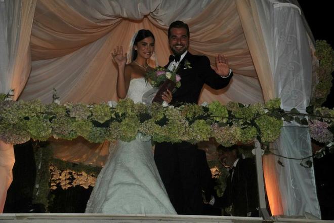 NESLAH ALKOLAR VE ENGN ALTAN DZYATAN    Nesliah Alkolar souk davrand iin Engin Altan'n dikkatini ekmi tantklar davette.