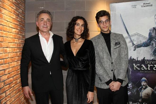 Mehmet Aslantu tanmalarndan iki gn sonra kendisinden 12 ya kk olan Arzum Onan'a evlenme teklif ediyor! Ardndan da 1996 ylnda evleniyorlar.