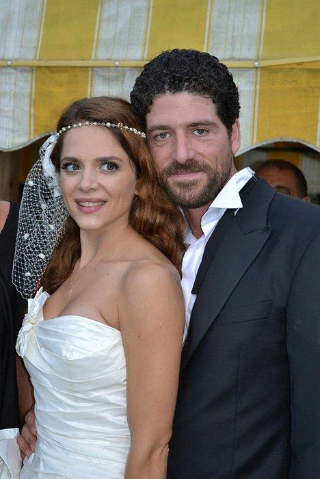 LALE CANGAL VE CEMAL HNAL    Cemal Hnal yle anlatyor: "Lale'yi ilk defa Nianta'nda Narmanl Apartman'nn nnde arkadalar ile gezerken grdm. Siyah ksa bir elbise ve uzun izmeler giymiti.