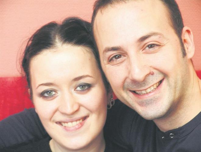 ZGE EVK VE TOLGA EVK    Tolga evik: "zge'nin, Cem Ylmaz'n kz kardei olduunu bilmiyordum. Ortak bir arkadamzn mekanna gider otururduk. Grltl bir ey konuuyor bir grup. Gen de bir kz 'Di mi Tolga evik?' deyip duruyor.