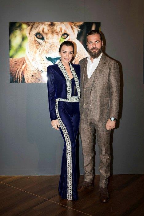 Aradan geen 1 aylk srenin ardndan davette satn alnan rn sebebiyle yeniden iletiime gemiler, 2 aylk mesajlamann ardndan da sevgili olmular!