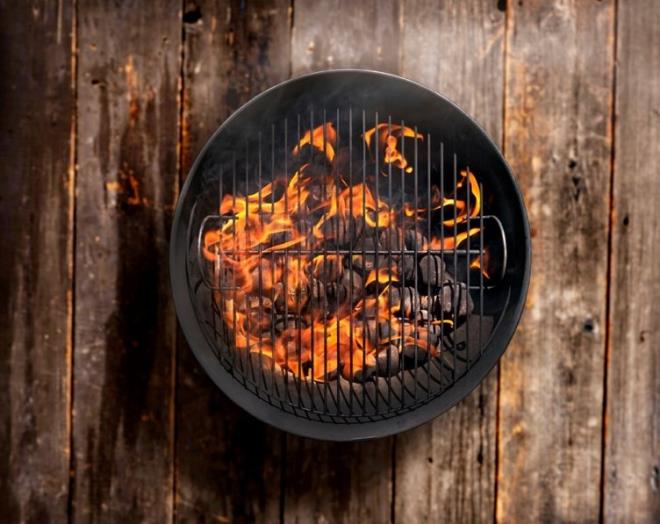 "ATE EN DOAL DEZENFEKTAN"    Atein en doal dezenfekte yntemi olduunu belirten Bostan, "Mangal, soan ile temizlemek dezenfekte etmez sadece temizler ama ate dezenfekte eder. Burada da pf nokta u, mangal kesinlikle temiz olmal. Mangal yaparken odun atei kullanlmal ve atein tamamen kze dnmesini beklemek lazm. Eti mangala alrken, alevler snm olmal ve duman kmamal kzden. Alevler yksekken eti piirmek, dumandan ve alevden ete toksik madde gemesine ve kalnt brakmasna neden olur bu da kanser riski bile yaratabilir. Mangal duman, toksik madde ierir solunum yolunu etkiler ve birok hastala neden olabilir bu nedenle mmkn mertebe solumamakta fayda var" eklinde konutu.