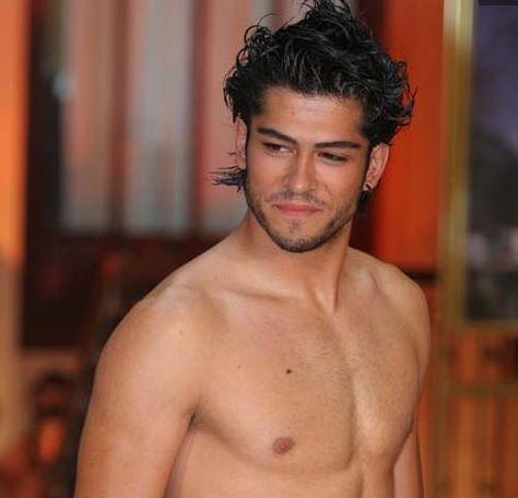 Burak zivit'in Best Model Of Turkey 2003 semelerine giden fotoraflar, ilk elemede pe atlm ama daha sonra pten karlarak yarmaya katlmas salanmt.